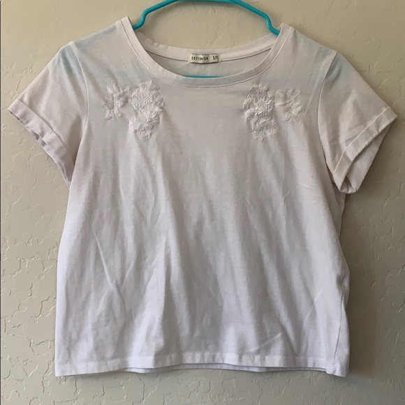 💫 5/$20 White tshirt with flower embroidery - Picture 1 of 1